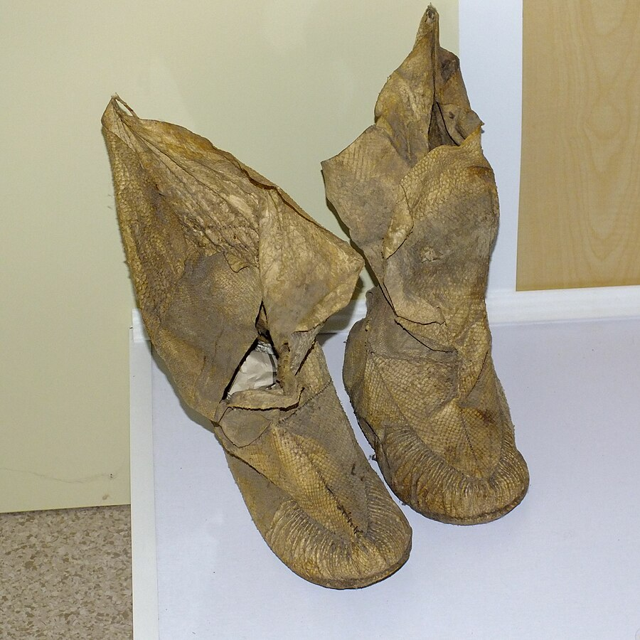 Вот так выглядят старые нанайские сапоги из рыбьей кожи